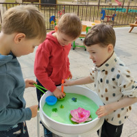 Lekce smyslového hraní ve třídě Krtečků a Sluníček