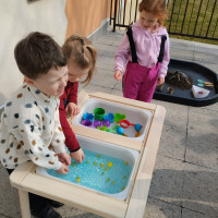 Lekce smyslového hraní ve třídě Krtečků a Sluníček