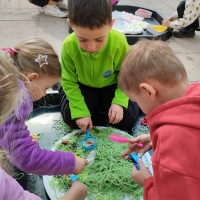 Lekce smyslového hraní ve třídě Krtečků a Sluníček