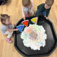 Lekce smyslového hraní ve třídě Krtečků a Sluníček