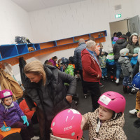 Závěrečná lekce bruslení s rodiči