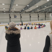 Závěrečná lekce bruslení s rodiči