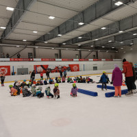 Závěrečná lekce bruslení s rodiči