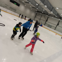 Závěrečná lekce bruslení s rodiči