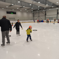 Závěrečná lekce bruslení s rodiči